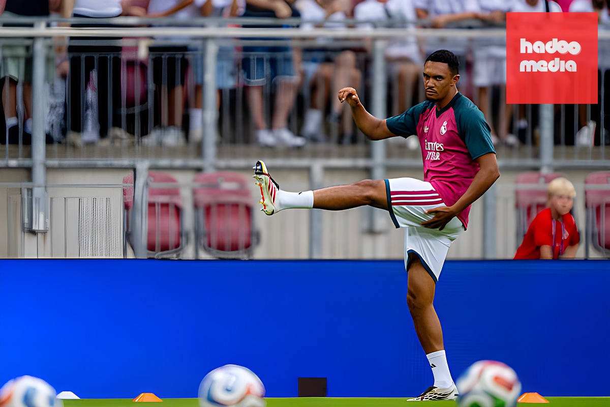 Alexander-Arnold có thể được kéo vào trung lộ. Ảnh: Christian Bruna/Getty Images.
