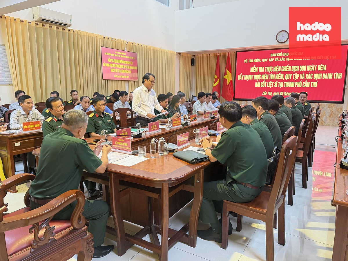 Ban Chỉ đạo 515 TP Cần Thơ báo cáo với đoàn công tác về thực hiện tìm kiếm, quy tập và lấy mẫu hài cốt liệt sĩ trong "Chiến dịch 500 ngày đêm" - Ảnh: T. LŨY