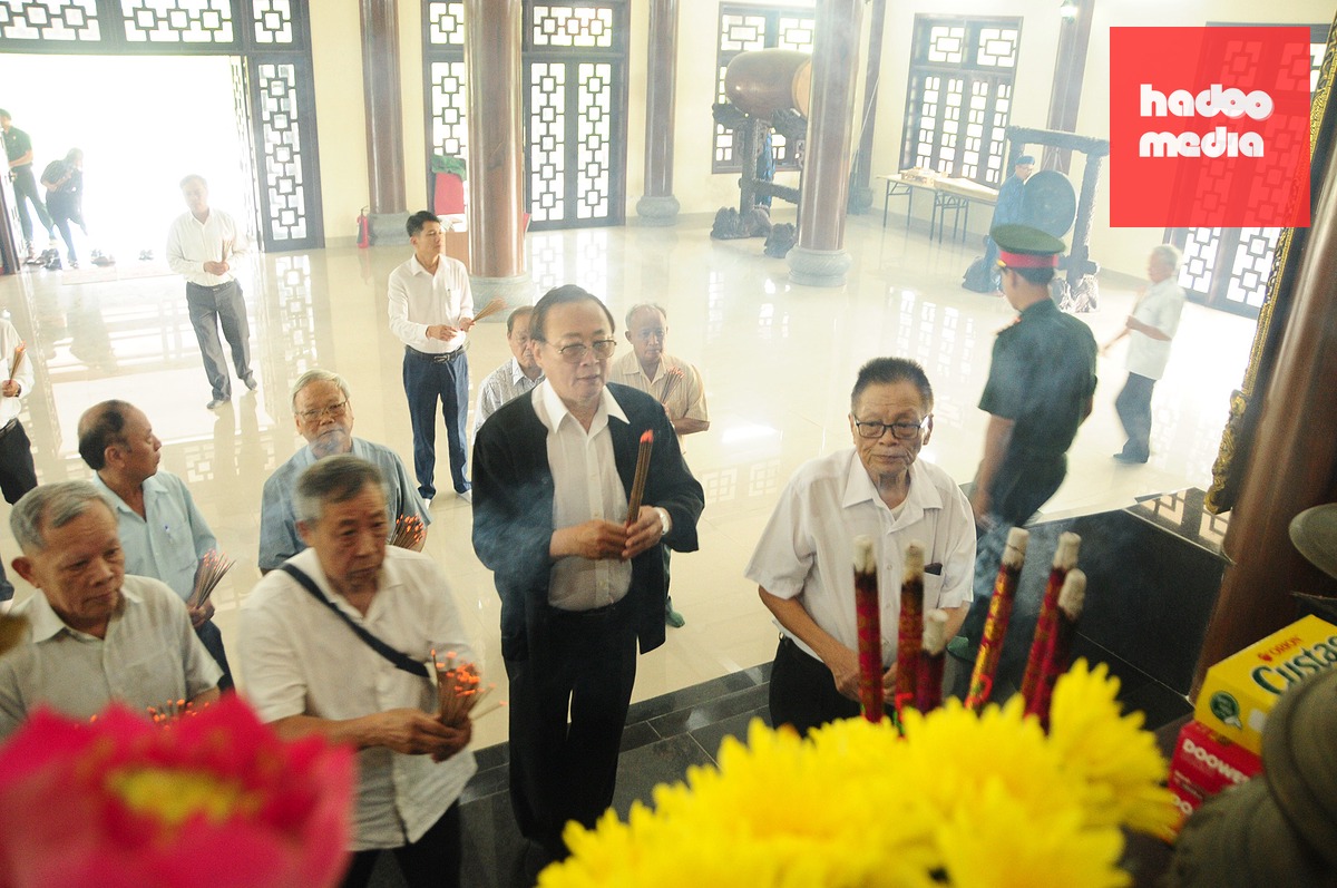 Ông Võ Đình Thế (áo đen) về thắp hương tại xã Hiệp Đức mới đây - Ảnh: B.D.