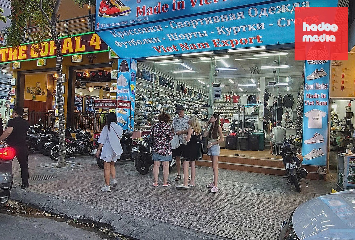 Cửa hàng bị 'tố' bán hàng giả ở số 3 Trần Quang Khải. Ảnh: Cửu Long