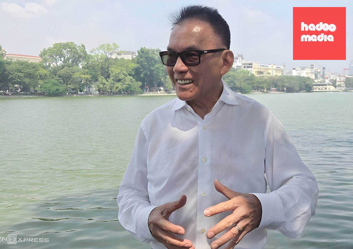 Kiến trúc sư Hồ Thiệu Trị trao đổi với báo chí bên Hồ Gươm ngày 8/9. Ảnh: Võ Hải