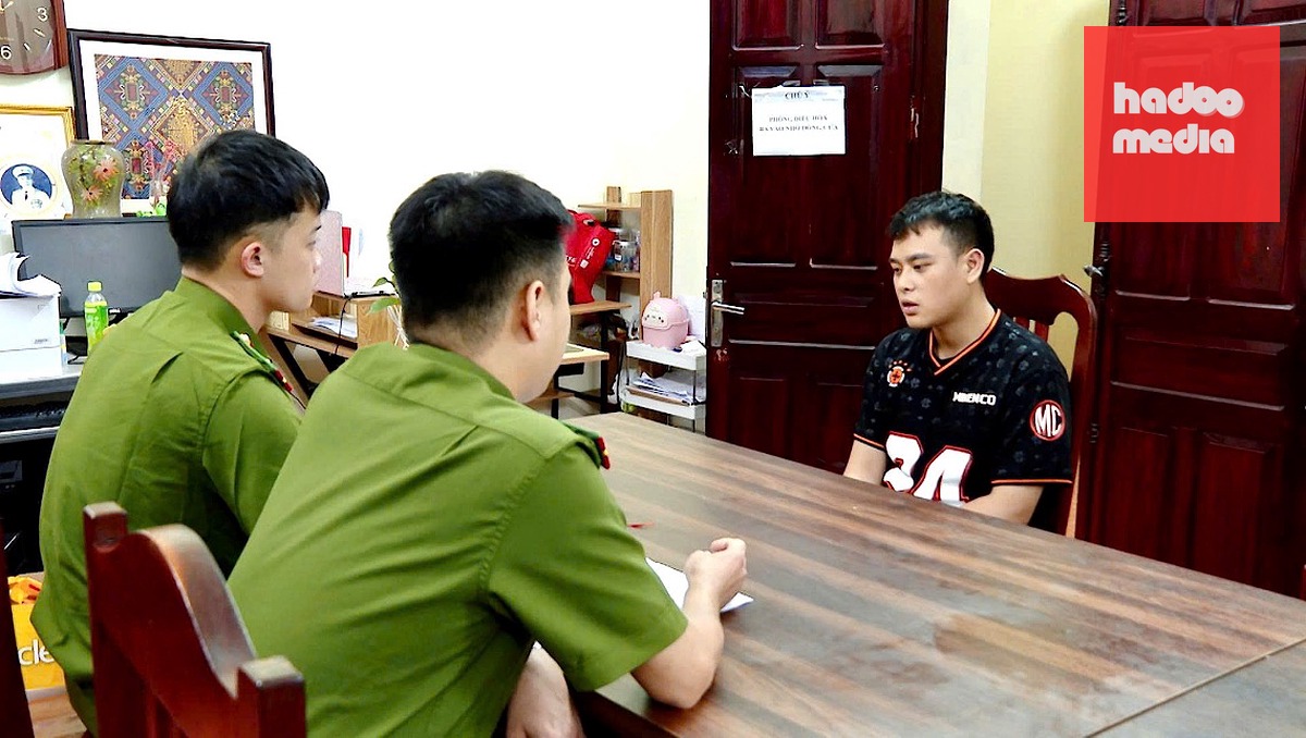 Cán bộ điều tra lấy lời khai Nguyễn Văn Hậu - Ảnh: HOÀNG THƠ