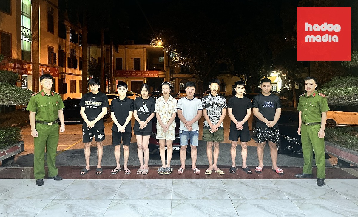 Các thành viên trong nhóm lừa đảo tại cơ quan điều tra - Ảnh: HOÀNG THƠ