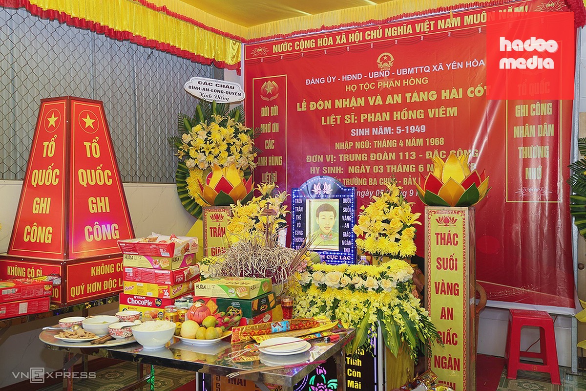 Bàn thờ liệt sĩ Phan Hồng Viêm. Ảnh: Lan Ánh