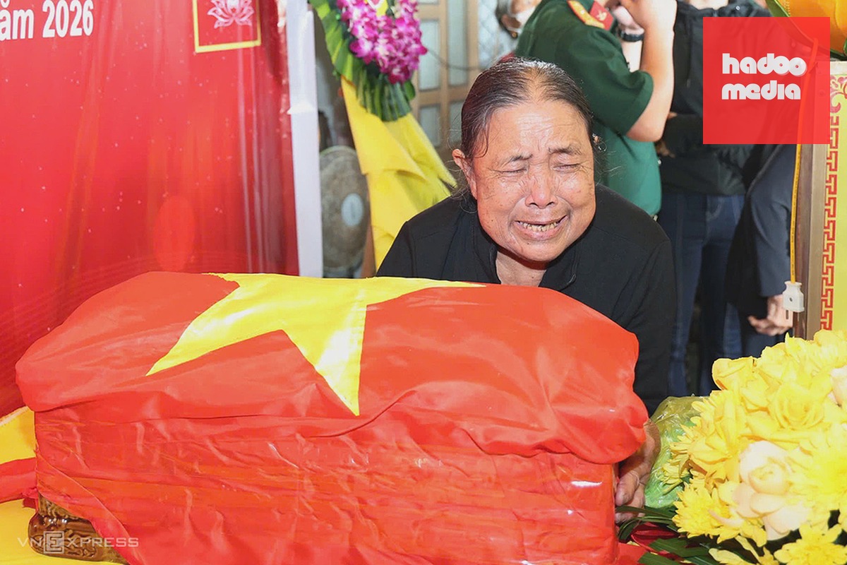 Bà Miện xúc động khi nhìn quan tài đựng hài cốt của chồng Phan Hồng Viêm. Ảnh: Lan Ánh