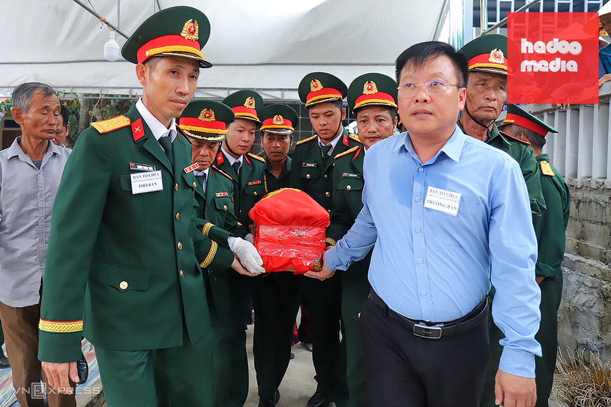 Lễ di quan hài cốt liệt sĩ Phan Hồng Viêm về nơi an nghỉ cuối cùng, chiều 7/9. Ảnh: Đức Hùng