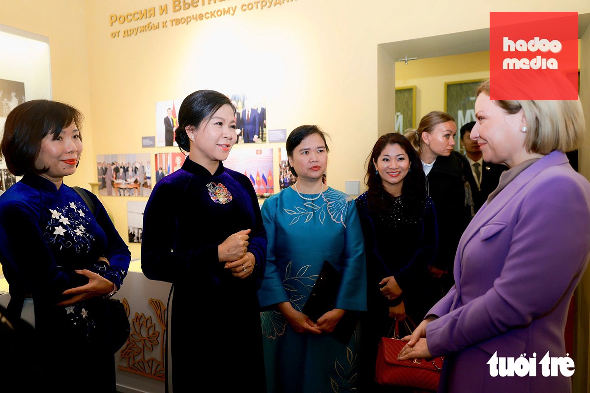 Phu nhân Tổng Bí thư, Chủ tịch nước Tô Lâm trò chuyện với Bộ trưởng Bộ Văn hóa Nga Olga Lyubimova (bên phải) - Ảnh: NGUYỄN KHÁNH