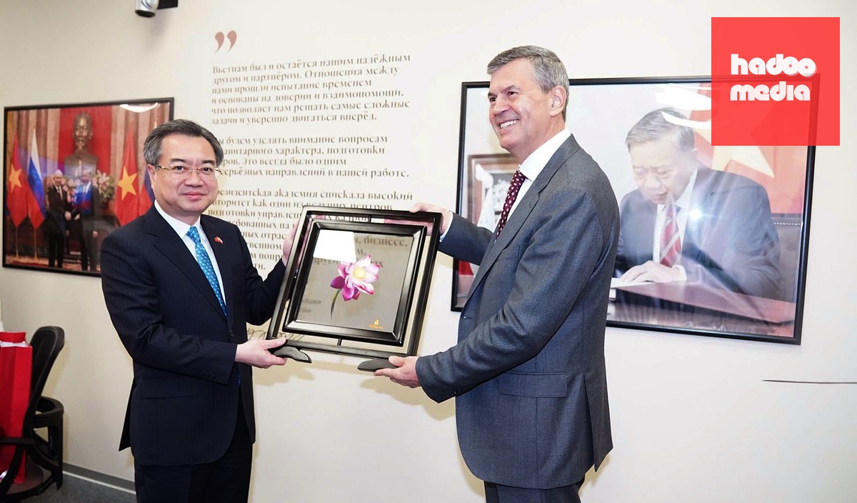 Trưởng Ban Chính sách, chiến lược Trung ương Nguyễn Thanh Nghị và ông Alexey Komissarov, Giám đốc Học viện Tổng thống Nga, tại cuộc gặp ngày 8-9 - Ảnh: Ban Chính sách, chiến lược Trung ương