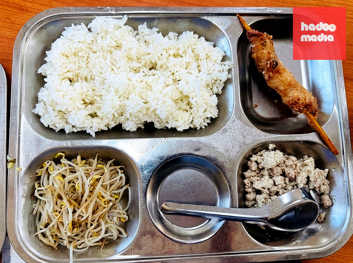 Hình ảnh suất ăn bán trú được phụ huynh đăng tải trên mạng xã hội, được cho là tại Trường tiểu học Trung Giã B, có giá 40.000 đồng