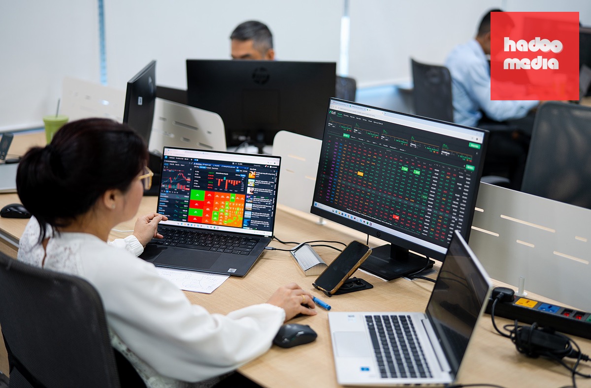 VN-Index hướng tới mốc 1.850 điểm - Ảnh: HỮU HẠNH