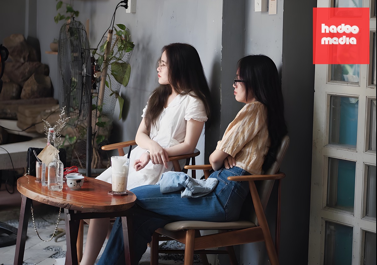 Khách đến dùng nước ở quán cà phê quận Bình Thạnh (cũ), TP HCM. Ảnh: Ngọc Ngân