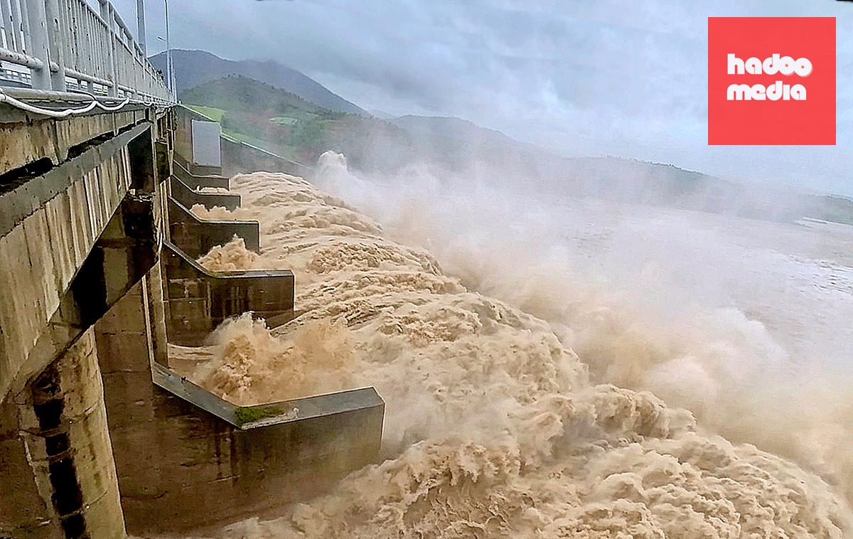Hồ thủy điện sông Ba Hạ điều tiết nước lũ về hạ du (Ảnh chụp hồi tháng 11-2025) - Ảnh: MINH PHƯƠNG