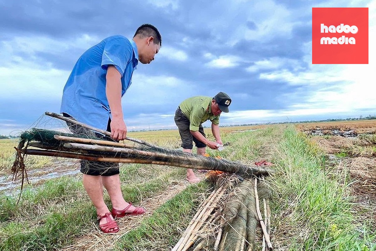Lực lượng chức năng tiêu hủy lưới và cọc tre dùng để bẫy chim - Ảnh: UBND phường Hương An