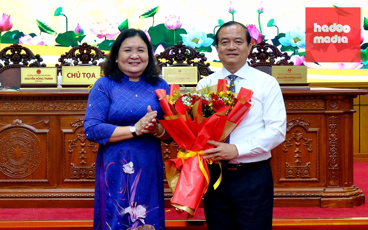 Bà Hồ Thị Hoàng Yến - Phó bí thư Tỉnh ủy Tây Ninh - chúc mừng ông Nguyễn Hồng Thanh nhận chức vụ Chủ tịch HĐND tỉnh Tây Ninh - Ảnh: SƠN LÂM