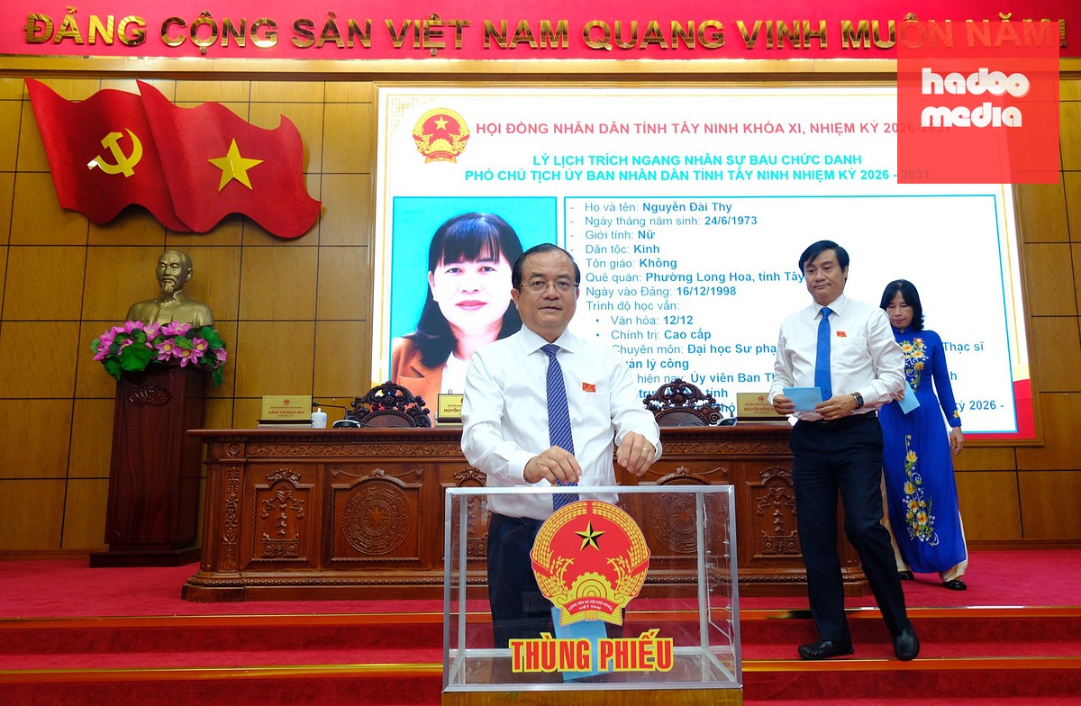 Các đại biểu bỏ phiếu bầu tại kỳ họp - Ảnh: SƠN LÂM