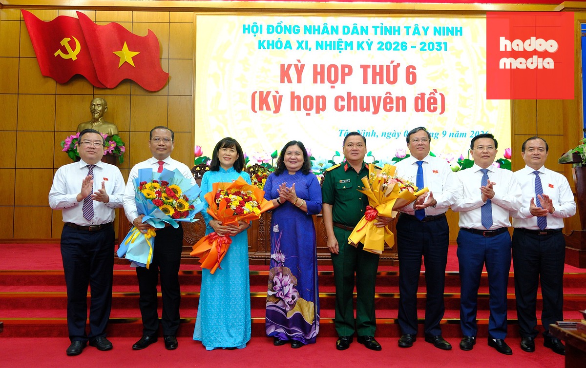 Lãnh đạo tỉnh Tây Ninh chúc mừng ông Trương Thanh Liêm (thứ hai từ trái qua), bà Nguyễn Đài Thy (thứ ba từ trái qua) và ông Trần Văn Cư (thứ năm từ trái qua) được bầu các chức danh, chức vụ mới - Ảnh: SƠN LÂM