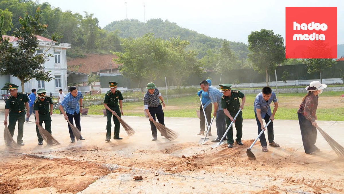 Cán bộ, công chức, viên chức, lực lượng vũ trang, người lao động xã Hiệt Kiệt, tỉnh Thanh Hóa dọn vệ sinh môi trường trong công sở xã chiều 9-9 - Ảnh: CTV