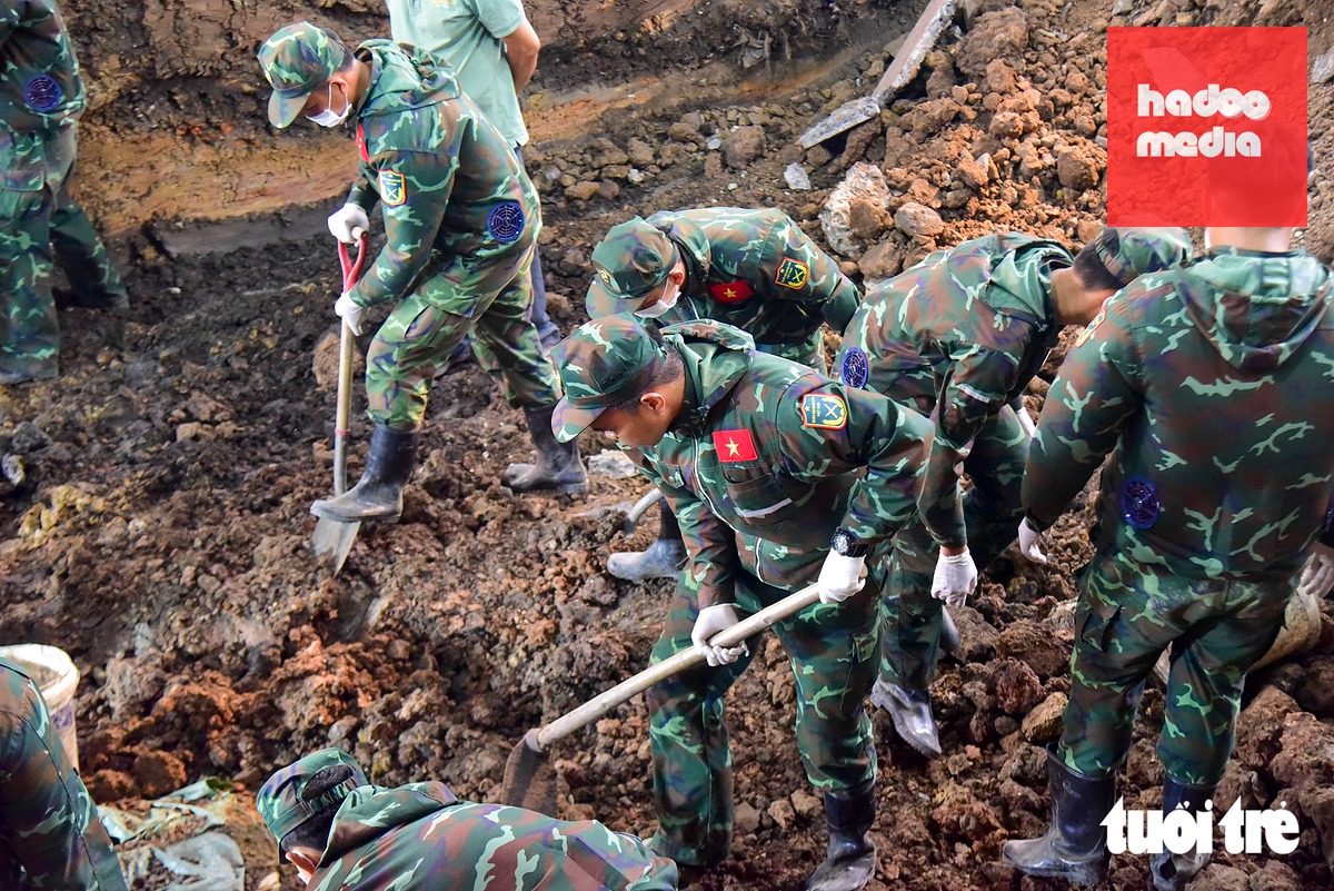 Ngày 9-9, Đội K74 thực hiện nhiệm vụ tại rãnh số 2 (khu A) trong công viên Lê Thị Riêng và tìm thấy thêm 13 bộ hài cốt liệt sĩ - Ảnh: TRÍ ĐỨC
