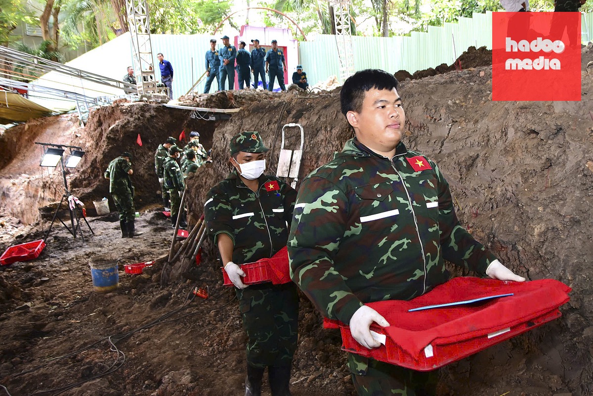 Chiến sĩ Đội K74 đưa hài cốt liệt sĩ tại vị trí 2 khu A về khu vực lấy mẫu - Ảnh: Bộ Tư lệnh TP.HCM