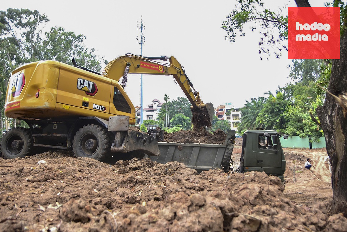 Đội K74 huy động nhiều xe cuốc, xe tải để mở rộng phạm vi tìm kiếm trong công viên Lê Thị Riêng - Ảnh: Bộ Tư lệnh TP.HCM