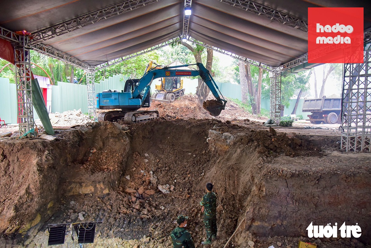 Khu vực rãnh số 2 thuộc khu A được mở rộng từ vị trí rãnh mộ hiện hữu, chếch về phía khu vực đồi nhân tạo bên trong công viên - Ảnh: TRÍ ĐỨC