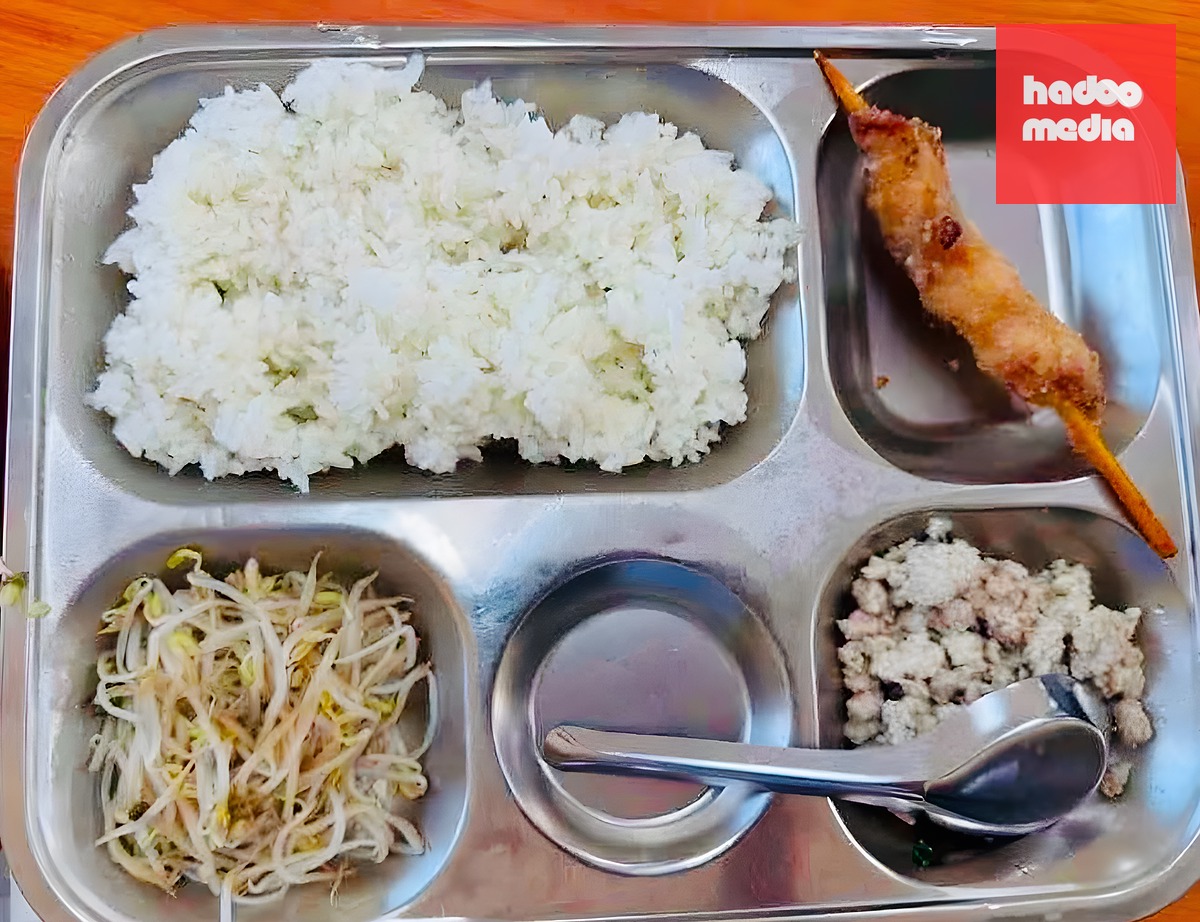 Suất ăn bị chê "lèo tèo" tại trường Tiểu học Trung Giã, ngày 7/9. Ảnh: Phụ huynh cung cấp