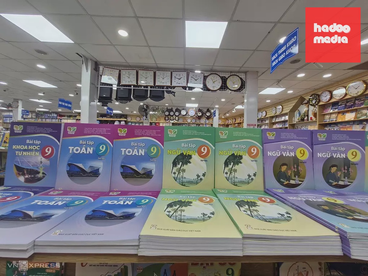 Một nhà sách tại TP HCM chỉ còn vở bài tập, không có sách giáo khoa, chiều 6/9. Ảnh: Nguyễn Quyên
