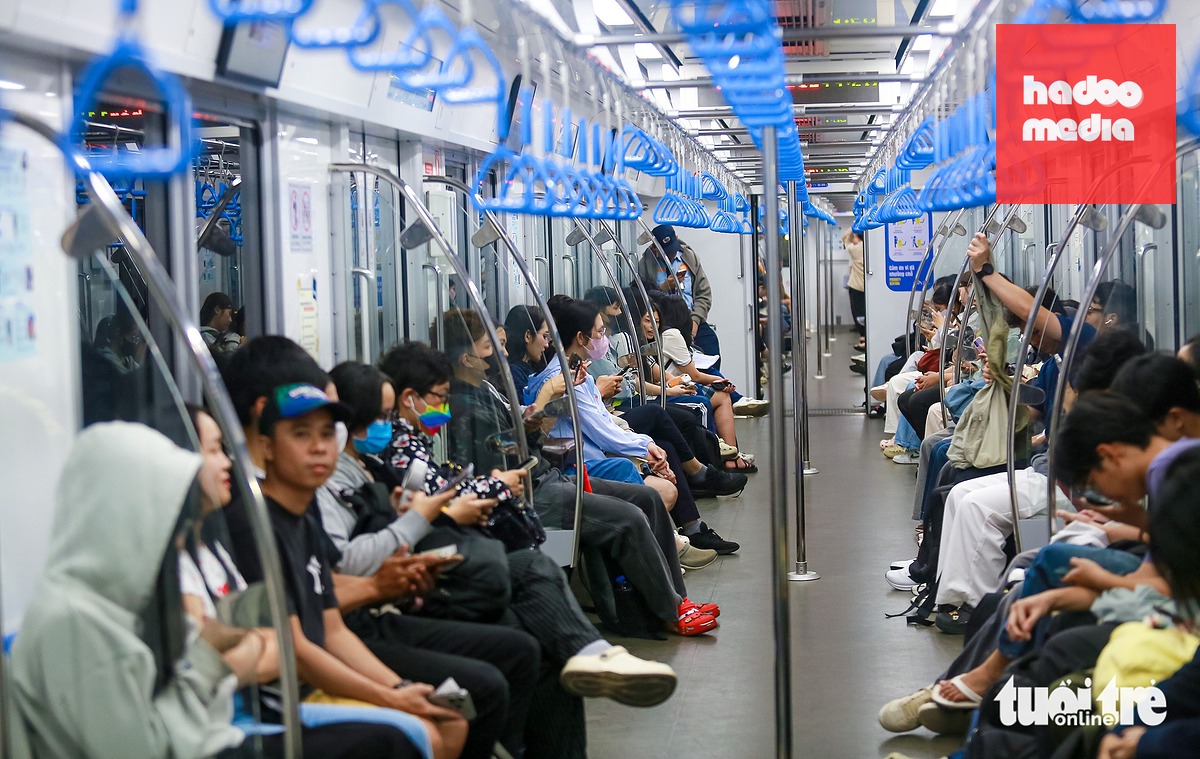 Hành khách đi trên tuyến metro số 1 - Ảnh: CHÂU TUẤN