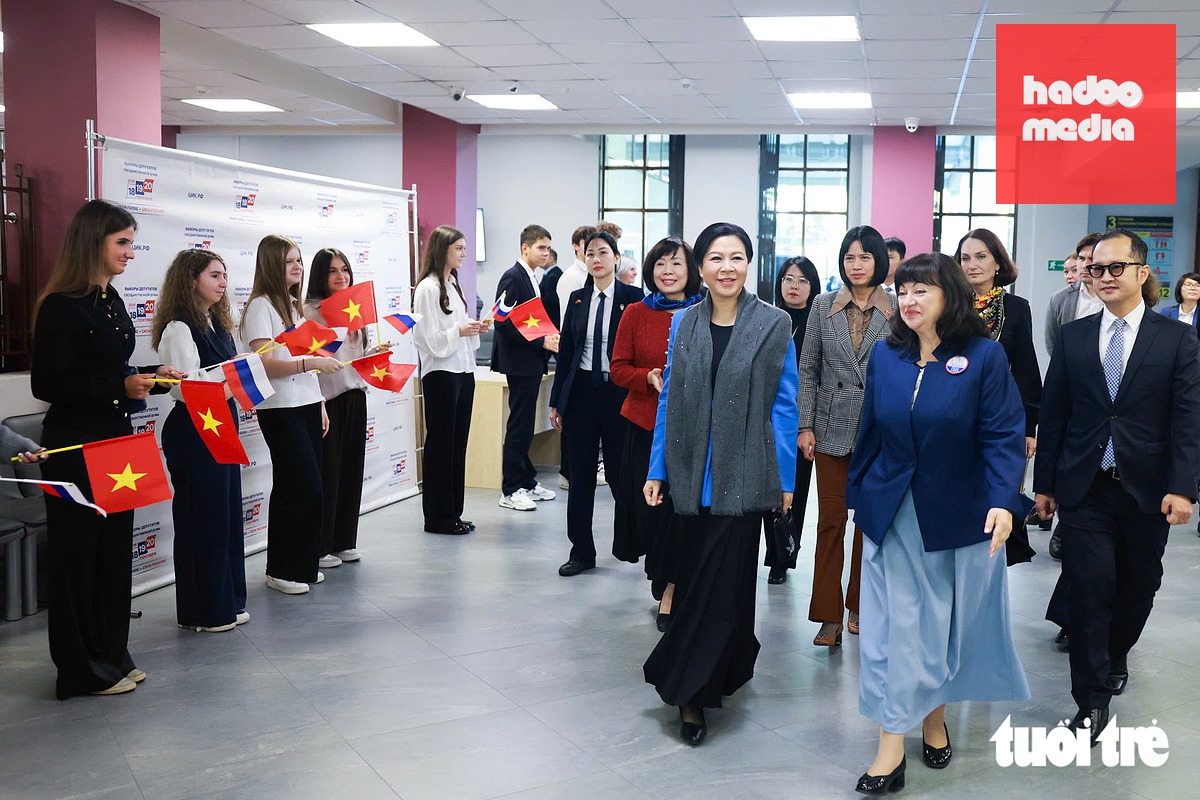 Học sinh Trường phổ thông số 1253 chào mừng Phu nhân Tổng Bí thư, Chủ tịch nước Tô Lâm, bà Ngô Phương Ly, đến thăm ngày 9-9 - Ảnh: NGUYỄN KHÁNH