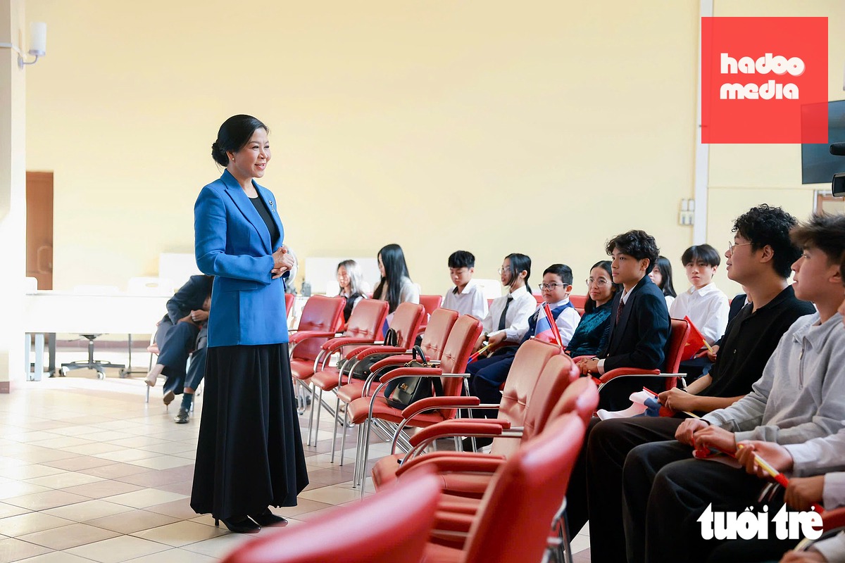 Phu nhân Ngô Phương Ly gặp các học sinh Việt Nam đang theo học tại Trường phổ thông số 1253 - Ảnh: NGUYỄN KHÁNH