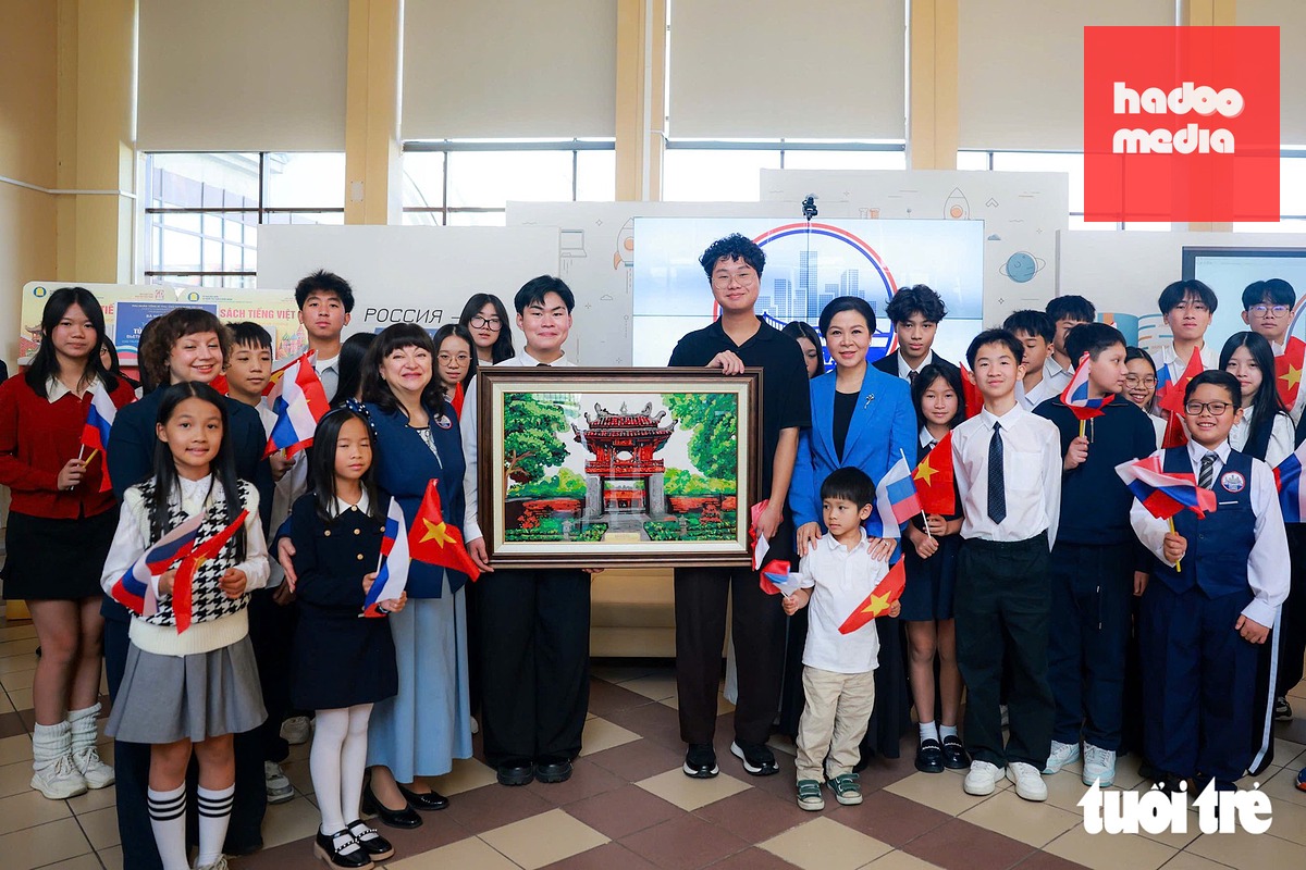 Phu nhân Tổng Bí thư, Chủ tịch nước Tô Lâm tặng bức tranh Văn Miếu - Quốc Tử Giám làm từ vải vụn cho trường - Ảnh: NGUYỄN KHÁNH