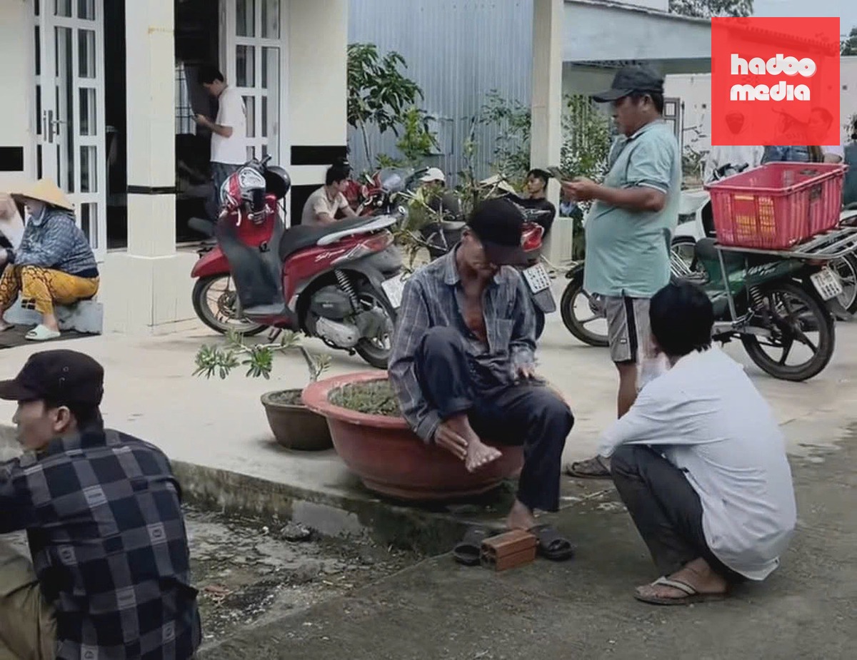 Người dân hiếu kỳ tập trung ở gần hiện trường vụ án. Ảnh: Minh Khang