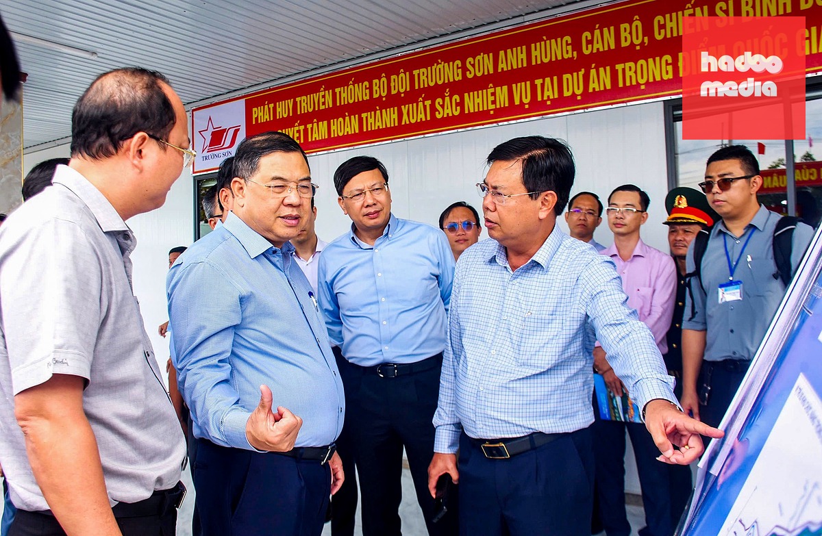 Phó thủ tướng thường trực Phạm Gia Túc (đứng giữa hàng đầu) đề nghị chất lượng công trình thi công phải được đặt lên hàng đầu - Ảnh: AX