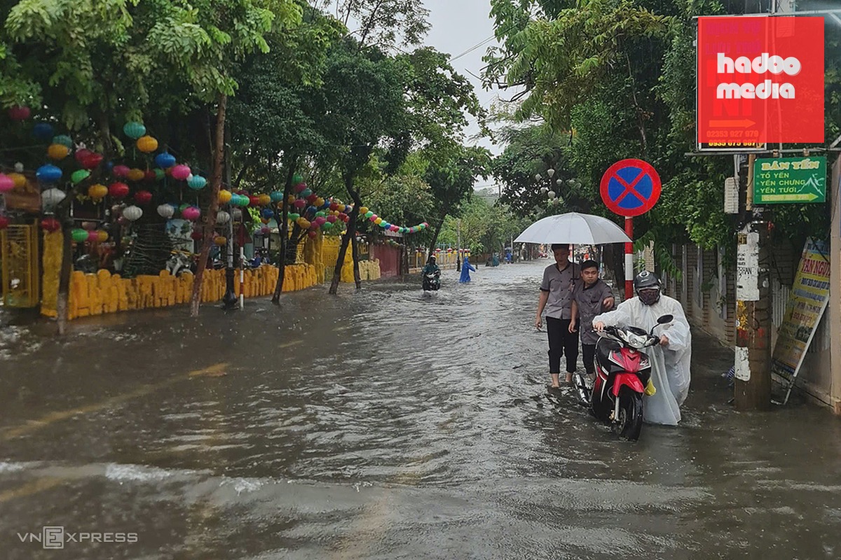 Đường Trần Hưng Đạo, phố cổ Hội An ở thời điểm nước rút, nhiều xe phải dắt bộ. Ảnh: Thanh Phương