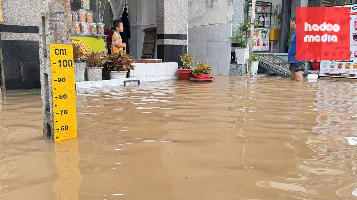 Triều cường dâng cao khiến chợ vắng, đường ngập sâu ở Cần Thơ