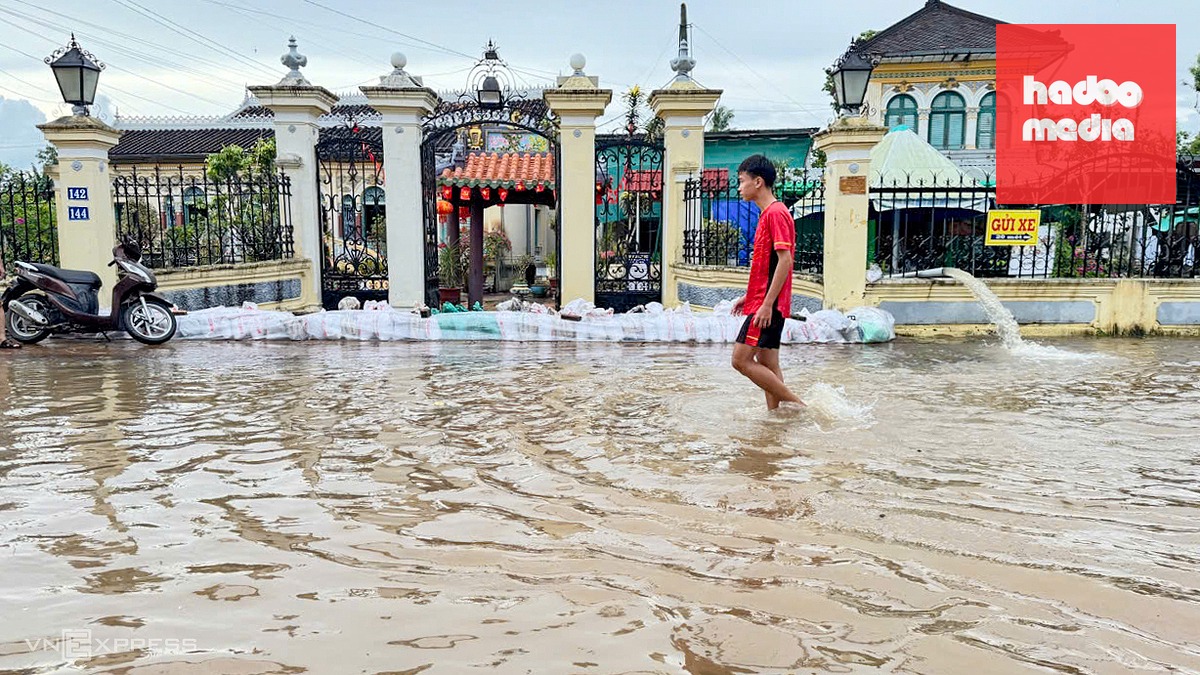 Triều cường dâng cao khiến chợ vắng, đường ngập sâu ở Cần Thơ