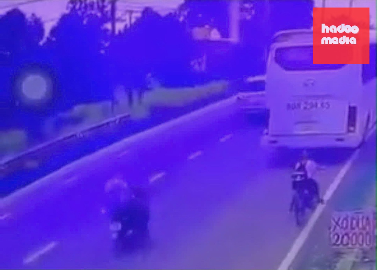 Hình ảnh xe khách lùi và nam sinh ở phía sau trước khi va chạm. Ảnh: Cắt từ camera an ninh