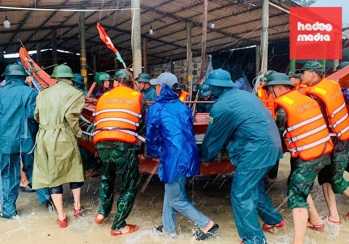 Chính quyền huy động lực lượng hỗ trợ di dời tàu thuyền của dân ra khỏi khu vực bãi tắm Mỹ Thủy - Ảnh: QUỐC NAM