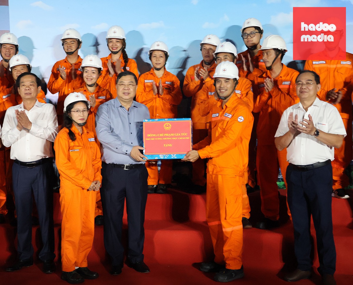 Phó thủ tướng thường trực Chính phủ Phạm Gia Túc tặng quà cho công nhân tại Trung tâm Điện lực Ô Môn - Ảnh: CA LINH