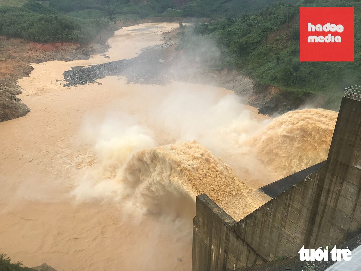 Thủy điện Đắk Mi ở Đà Nẵng xả lũ - Ảnh: TRƯỜNG TRUNG