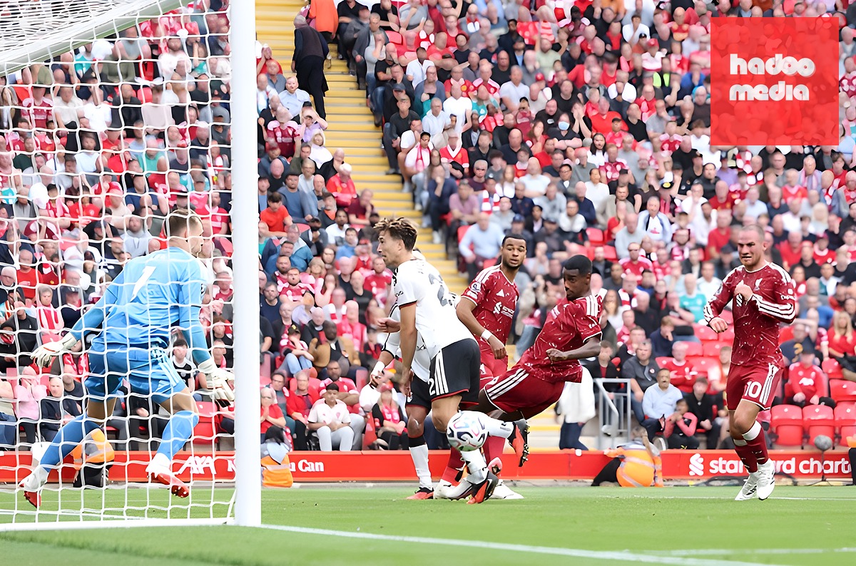 Liverpool vô duyên trước khung thành Fulham. Ảnh: EPA Images.