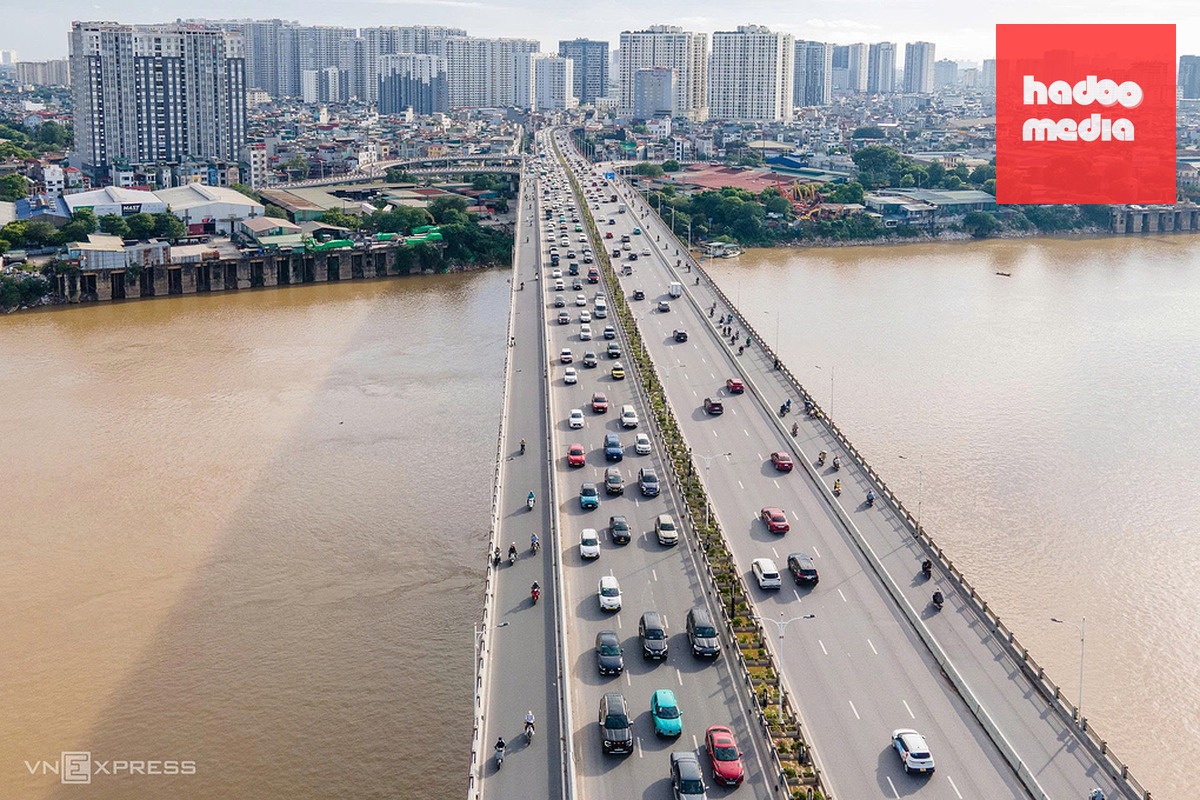 Giao thông trên cầu Vĩnh Tuy bắc qua sông Hồng, tháng 8/2026. Ảnh: Thế Bằng