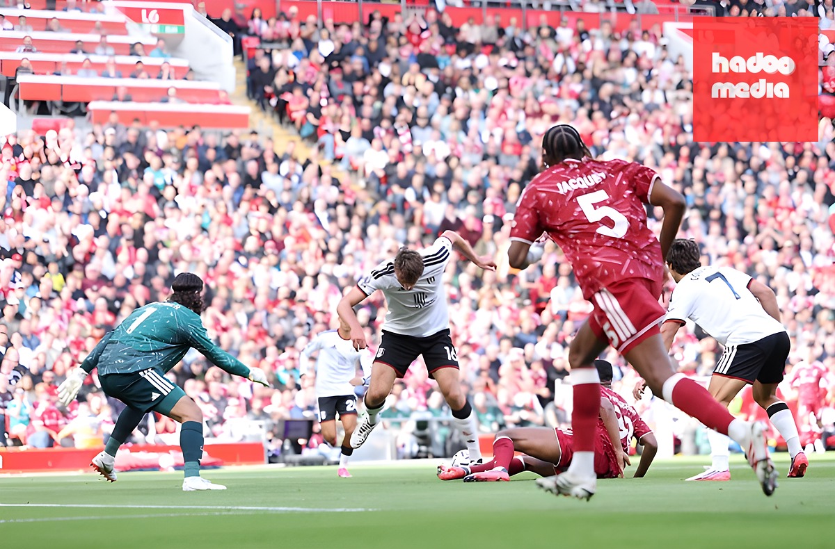 Hàng thủ Liverpool suýt chút nữa biếu một bàn cho đối thủ. Ảnh: EPA Images.