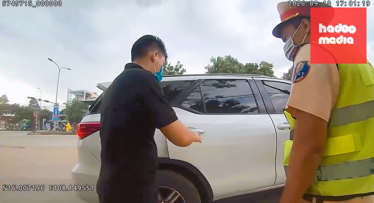 Cảnh sát giao thông Đà Nẵng kiểm tra, xử lý tài xế xe ghép chạy tuyến Quảng Ngãi - Đà Nẵng - Ảnh: H.B.