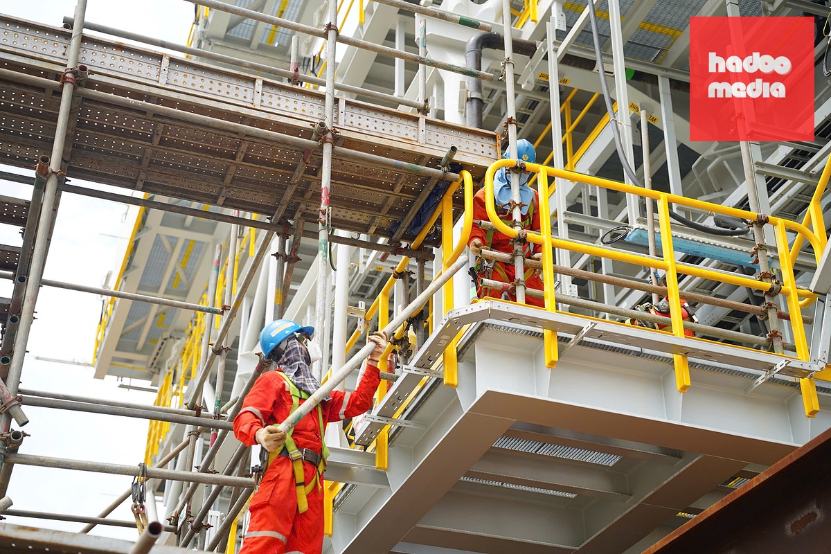 Người lao động thi công dự án trên bãi chế tạo PTSC M&C - Ảnh: Petrovietnam