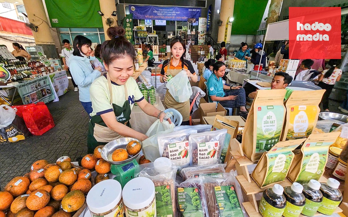 Các đặc sản, sản phẩm OCOP vùng miền như hạt điều Bình Phước, trà hoa vàng Quảng Ninh, đọt mây Kon Tum, nem chả Vĩnh Long, cà phê Lâm Đồng... được nhiều người dân TP.HCM dùng thử và chọn mua