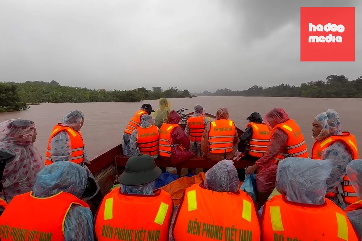Nước lũ lên nhanh trên sông biên giới Sê Pôn trong đêm và rạng sáng - Ảnh: QUANG HÀ