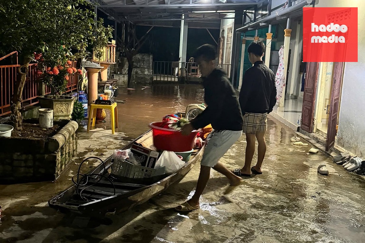 Mưa lũ khiến khoảng 60 hộ dân ở xã biên giới bị ngập - Ảnh: QUANG HÀ