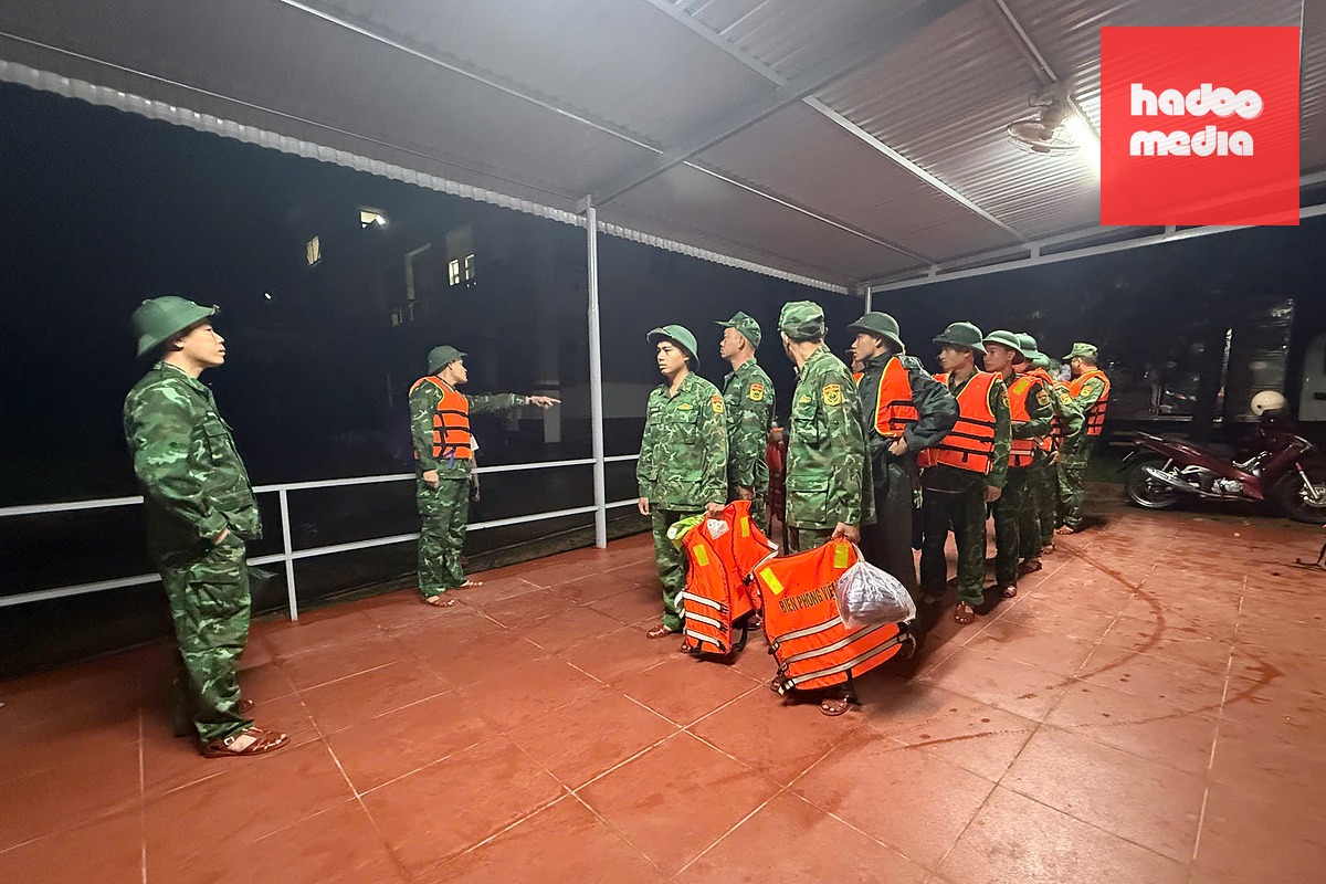 Biên phòng Lao Bảo được huy động từ rạng sáng để hỗ trợ người dân - Ảnh: QUANG HÀ