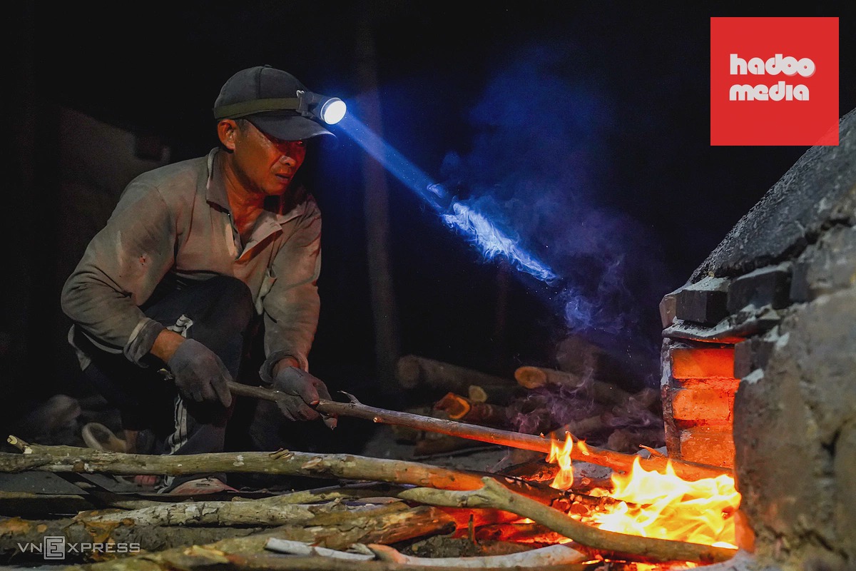 Trắng đêm giữ nghề hầm muối truyền thống 150 năm ở Phú Yên